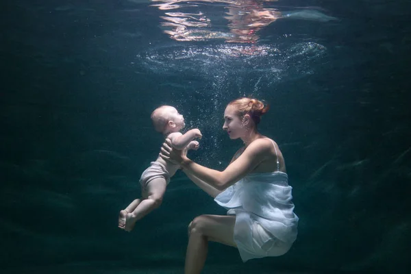 Matka Uczy Dziecko Pływać Pod Wodą — Zdjęcie stockowe