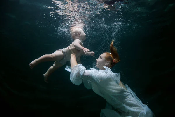 Mère Apprend Bébé Plonger Sous Eau — Photo