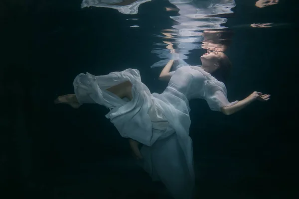 Hermosa Mujer Vestido Blanco Nada Bajo Agua — Foto de Stock