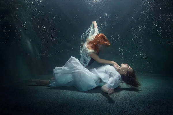 Jeune Femme Couchée Sur Fond Sous Eau Une Autre Femme — Photo