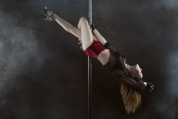 Mulher Vira Pilão Ela Dança Striptease — Fotografia de Stock