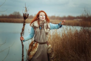 Pagan kadın personele sahip bir şaman onun ellerinizde.