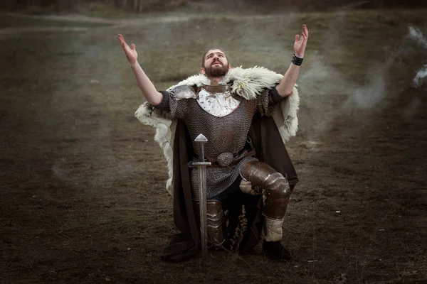 Knight Armor Knelt Pray Raised His Head Heaven — Stock Photo, Image