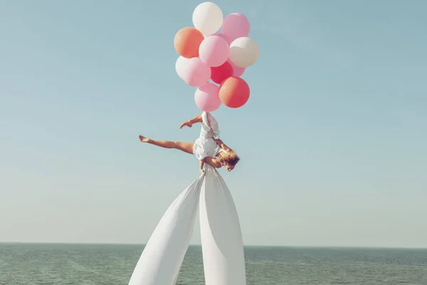 Kvinna Acrobat Snurrar Himlen Ballonger Hon Visar Prestanda — Stockfoto