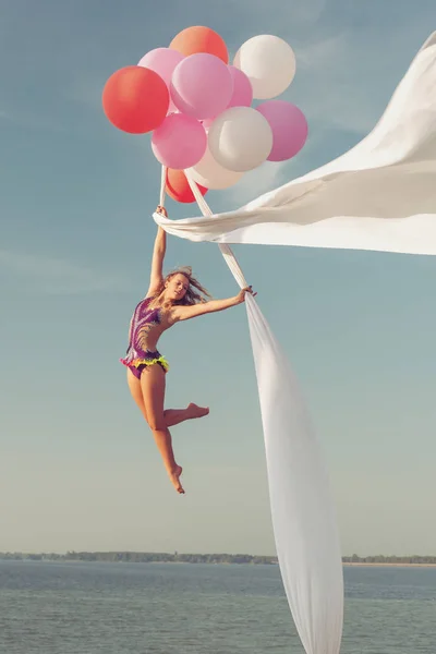 Kvinnliga Acrobat Visar Stunts Ballongflygning — Stockfoto