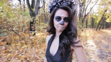 Bir çelenk başında bir güzel zombi kız portresi, bir sonbahar ormanda kız.