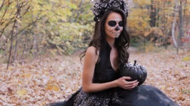 Kabak sonbahar ormandaki güzel zombi kadın. Pravzhnik Cadılar Bayramı için hazır.
