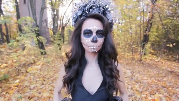 一个美丽的僵尸女人的肖像特写 化妆用水钻装饰的万圣节 — 图库视频影像