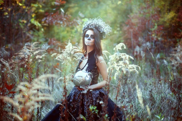 Mujer Joven Con Maquillaje Halloween Bosque Cuento Hadas Con Calabaza —  Fotos de Stock