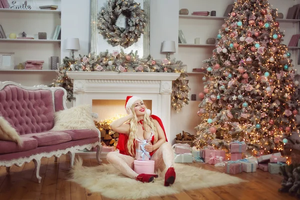 Mujer Alegre Con Regalos Bajo Árbol Navidad —  Fotos de Stock