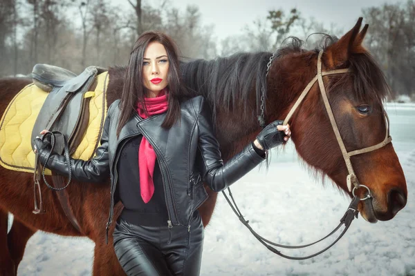 Mulher Morena Bonita Terno Preto Fica Perto Cavalo — Fotografia de Stock