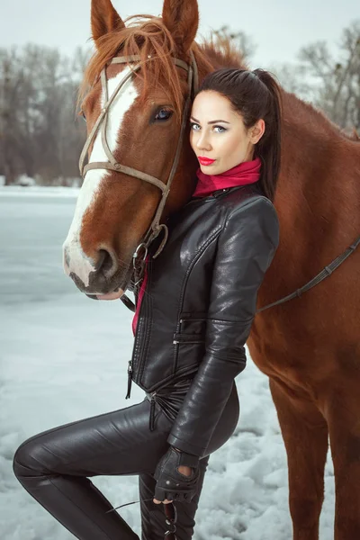 Mulher Bonita Moda Com Cavalo Inverno — Fotografia de Stock