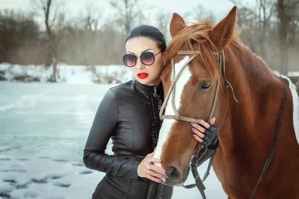 Mulher Moda Com Óculos Está Segurando Cavalo — Fotografia de Stock