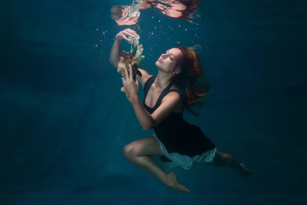 Mulher Está Nadando Debaixo Água Com Uma Flor Suas Mãos — Fotografia de Stock