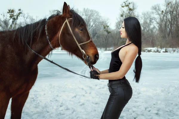 Jovem Magro Mulher Segurando Cavalo Pelo Freio — Fotografia de Stock