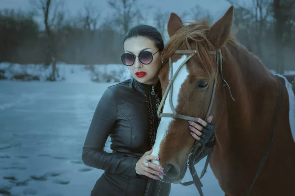 Mulher Moda Abraçando Cabeça Cavalo Ela Está Roupas Couro — Fotografia de Stock