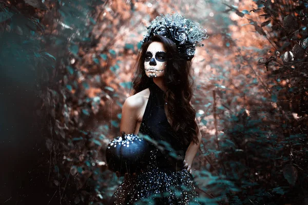 Mujer Con Disfraz Halloween Pie Con Una Calabaza Bosque Retrato —  Fotos de Stock