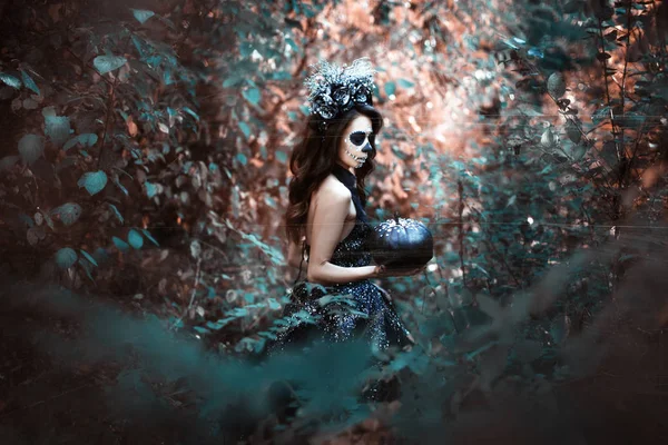 Eine Junge Frau Halloween Kostüm Steht Mit Einem Kürbis Wald — Stockfoto