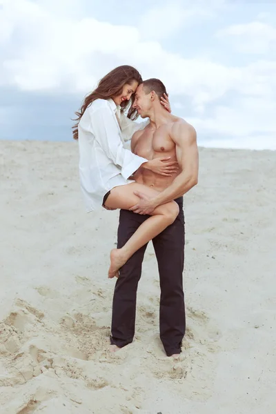 Joven Sosteniendo Amante Sus Brazos Están Desierto — Foto de Stock