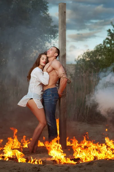 Pareja Cariñosa Arde Fuego Pasión Amor — Foto de Stock