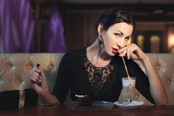 Woman is drinking coffee through a straw. — Stock Photo, Image