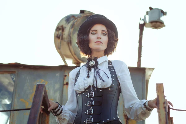 Vrouw steampunk in een korset. — Stockfoto