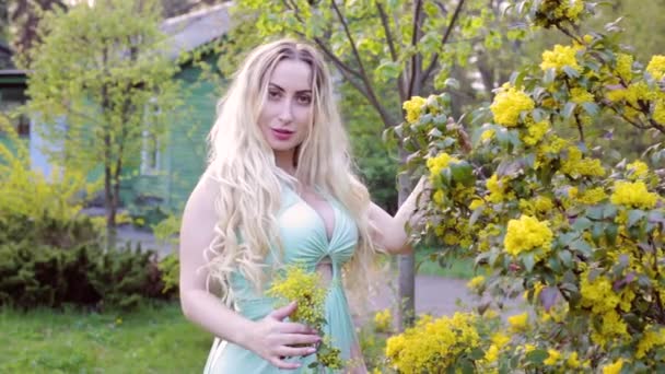 Jonge Blonde Vrouw Bloemrijke Tuin — Stockvideo