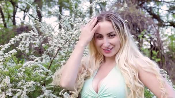 Frau Mit Langen Weißen Haaren Einem Blühenden Garten — Stockvideo