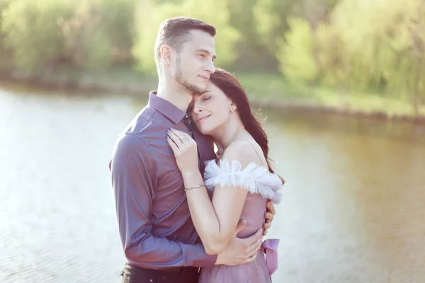 Man zachtjes knuffels een vrouw. — Stockfoto