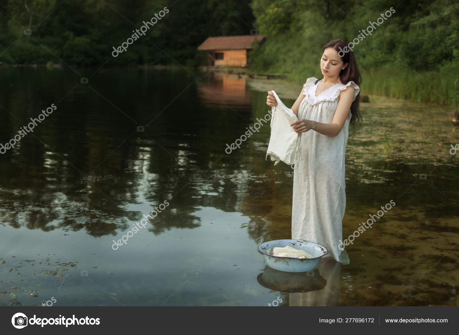 Женщины стирают на речке. Стирка белья на речке. Девушка стирает в реке. Фотосессия стирка на реке. Стирка белья в реке.