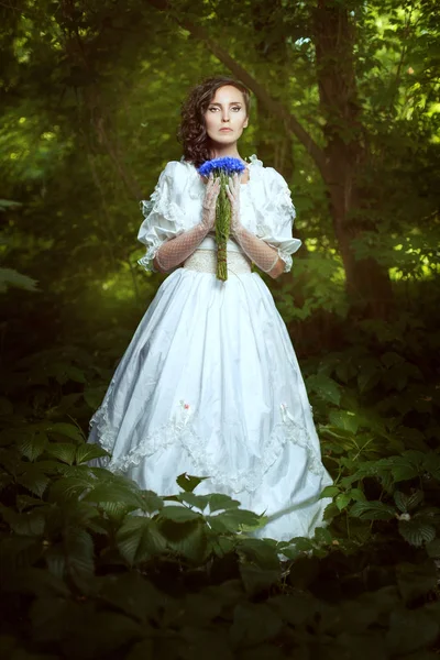 Fantastyczna dziewczyna w białej sukni z kwiatami chabry. — Zdjęcie stockowe