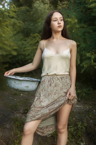 Retrato de uma bela jovem lavadeira perto do rio . — Fotografia de Stock