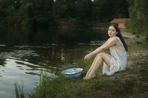 Portrait d'une jeune blanchisseuse au bord de la rivière . — Photo