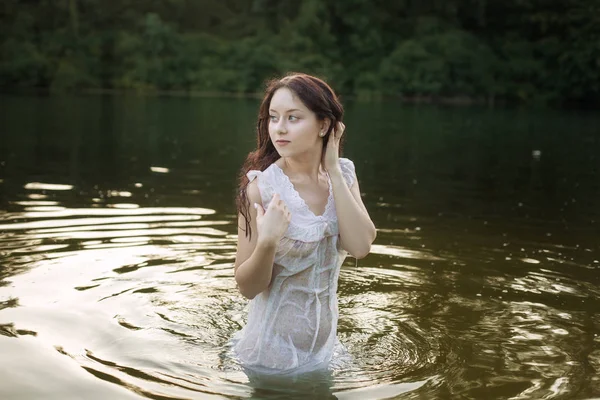 Ritratto di una bella giovane donna in un lago . — Foto Stock