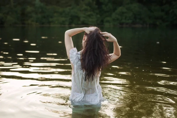 Femme en chemise de nuit se baigne dans la rivière . — Photo
