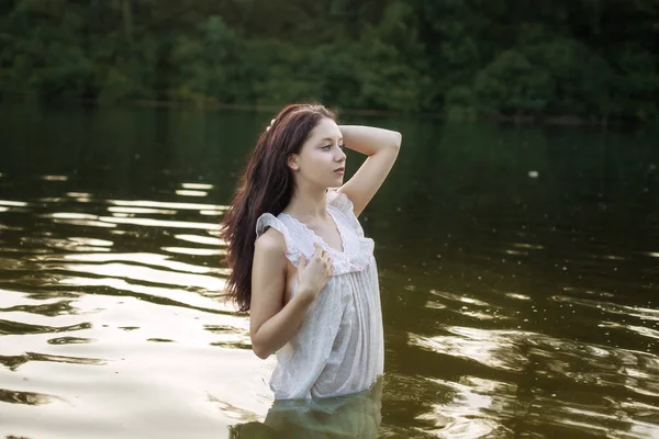 Femme en chemise de nuit se baigne dans le lac . — Photo