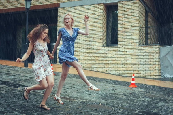 Duas namoradas se divertindo na chuva de verão . — Fotografia de Stock