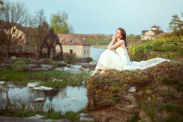 Portrait d'une belle jeune femme au bord de la rivière . — Photo