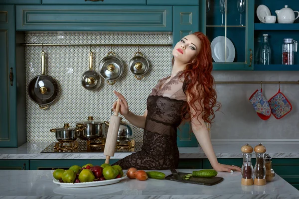 Portret van een roodharige vrouw in de keuken. — Stockfoto