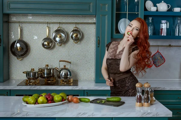 Roodharige vrouw in de keuken. — Stockfoto