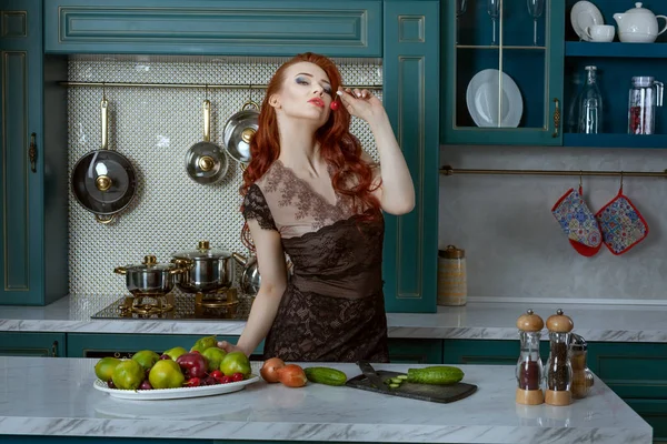 Piękna Ruda Kobieta w kuchni. — Zdjęcie stockowe