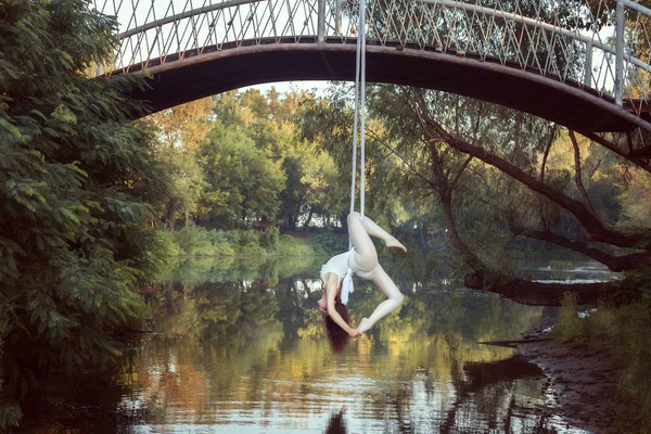 Acrobat gör tricks över floden. — Stockfoto