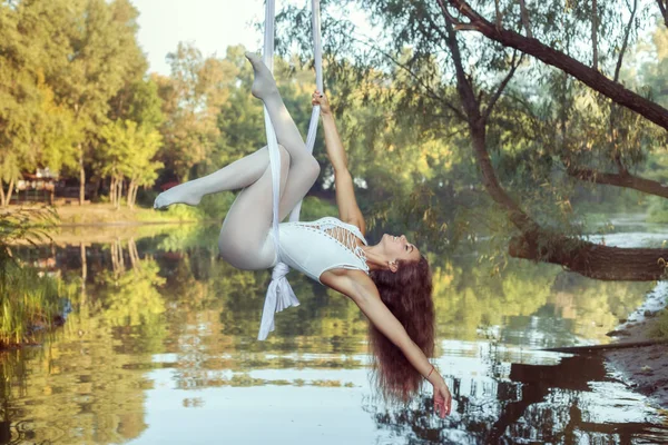 Retrato de uma bela menina acrobata . — Fotografia de Stock