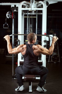 Spor salonunda erkek vücut geliştirmeci.