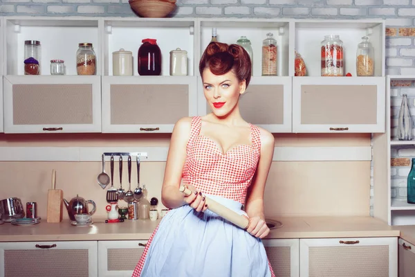 Mujer ama de casa en la cocina con un rodillo . — Foto de Stock