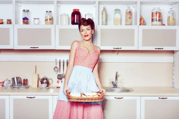 Mujer en la cocina está preparando pasteles . — Foto de Stock