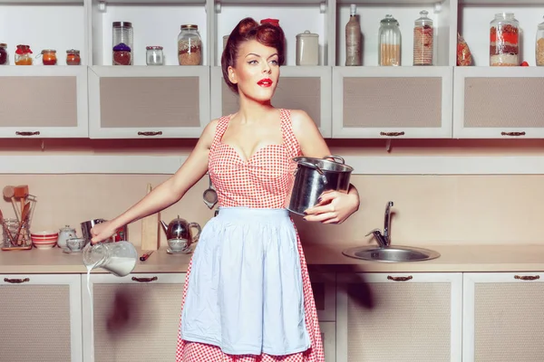 Giovane donna in cucina, sembra sorpresa . — Foto Stock