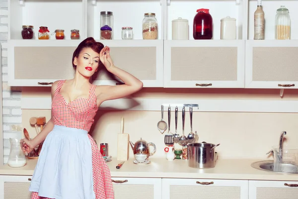 Jovem dona de casa na cozinha . — Fotografia de Stock