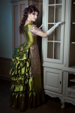 Açılış işindeki kadın ve retro tarzı muhteşem elbiseler..