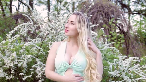 Genç Güzel Sarışın Kadın Ağaçların Arasındaki Çiçek Açan Bahçeye Hayran — Stok video